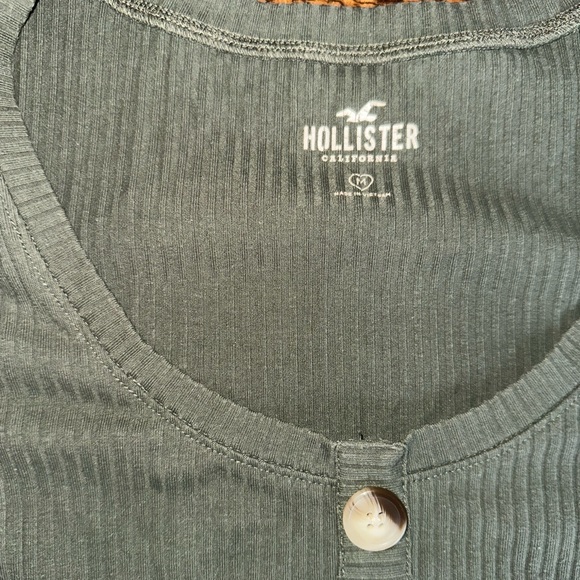 Hollister Green Shirt Size Medium Womens - Picture 2 of 3